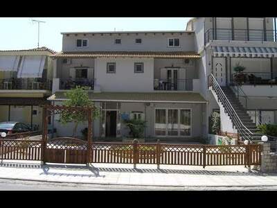 Penzion PAVLOS je situován na okraji městečka Parga, cca 300 m od oblázkové pláže Piso Krioneri. Prostorná studia pro 2–4 ...