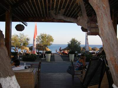 Řecko, Santorini, Pláž v letovisku Perissa