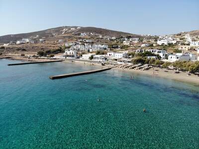 Pláž Azolimnos (v letovisku)