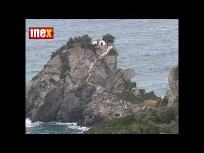 Poskytují podobný obraz: červené střechy domů, nekonečné zelenostříbrné olivové sady, opojně vonící borovicové lesy, stuhy ...