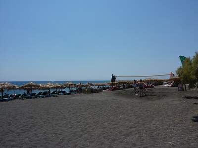 Řecko, Santorini, Pláž v letovisku Perissa, Před ubytovánín