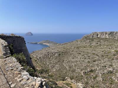Kastro Choras. V pozadí ostrůvek Χύτρα, podle báje zkamenělé Úranosovo varle