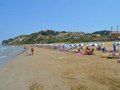 Řecko, Korfu, Pláž v letovisku Agios Stefanos