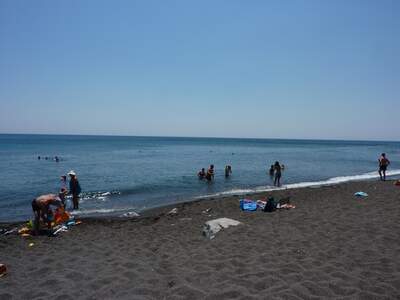 Řecko, Santorini, Pláž v letovisku Perissa