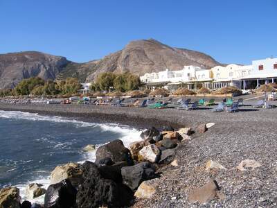 Řecko, Santorini, Pláž v letovisku Kamari