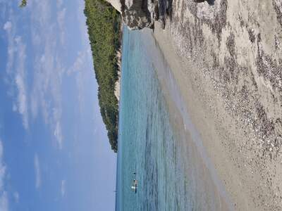 Pobřeží mezi Fourkou a Agios Nikolaos Beach