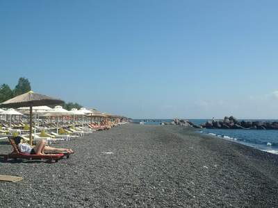 Řecko, Santorini, Pláž v letovisku Kamari