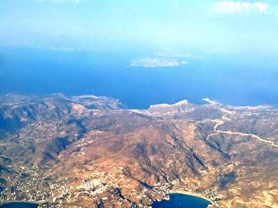 Tohle je celý ostrov v kostce. Přístav Gialos, zátoka vlevo. Letovisko Mylopotas pak zátoka vpavo.V pozadí pak Naxos a Délos  . 