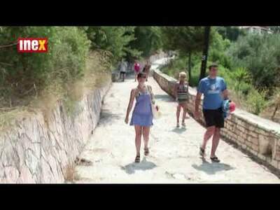 Je obklopená piniovými lesy a olivovými háji s mohutným pohořím v pozadí. Necelých 50 km severně leží Igoumenitsa, asi 60 km ...