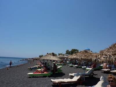 Řecko, Santorini, Pláž v letovisku Perissa