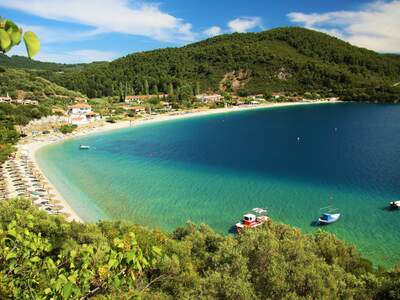 Pláž v letovisku Panormos