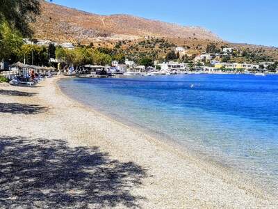 Pláž v Alindě u penzionu. 