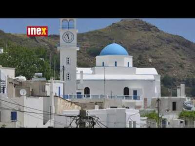 Jeho nejvyšší hora Zeus patří mezi nejvyšší (přes 1000 m. n. m.) v celém souostroví, má také nejdelší pláže celých Kyklad.