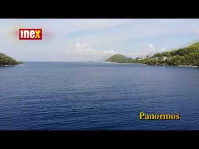 Poskytují podobný obraz: červené střechy domů, nekonečné zelenostříbrné olivové sady, opojně vonící borovicové lesy, stuhy ...