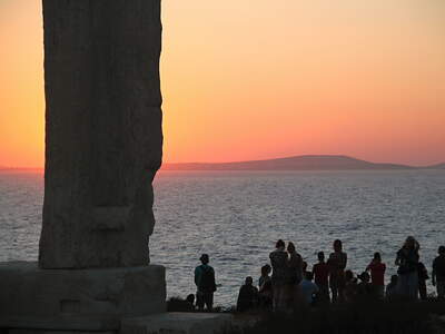 Naxos , Portara. Tady zapadá slunce stejně jako nad Hlavním nádražím při čekání na vlak , ale tady to má nějaké jiné kouzlo .