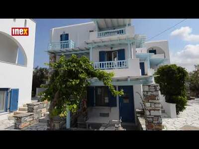 Penzion PARADISOS s bazénem (lehátka a slunečníky u bazénu zdarma) leží téměř na pláži. Od pláže ho odděluje pouze bazén ...