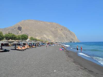 Řecko, Santorini, Pláž v letovisku Perissa
