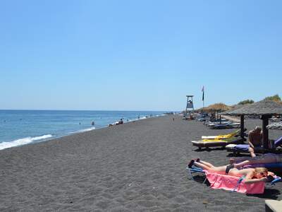 Řecko, Santorini, Pláž v letovisku Perissa