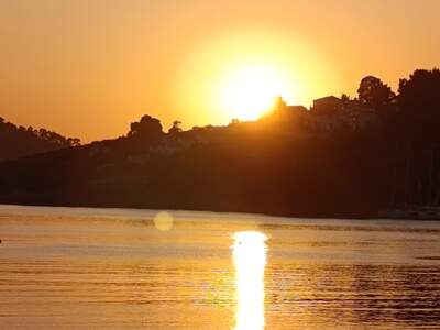 Západ slunce na pláži v Panormosu