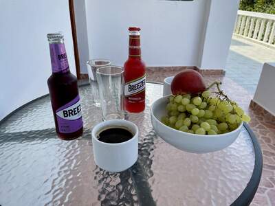 Posezení před útulným rohovým apartmánem  v přízemí