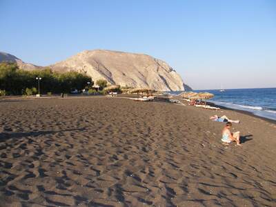 Řecko, Santorini, Pláž v letovisku Perissa