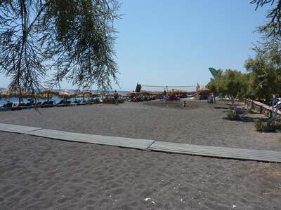 Řecko, Santorini, Pláž v letovisku Perissa, Před ubytovánín