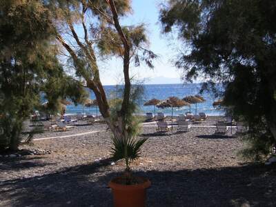 Řecko, Santorini, Pláž v letovisku Kamari