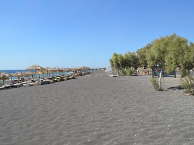 Řecko, Santorini, Pláž v letovisku Perissa, Před ubytovánín