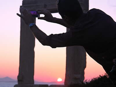Portara. Najít tady místo na focení při západu slunce  může být obtížné. Přičinlivý Ital to má na mobilu snažší.