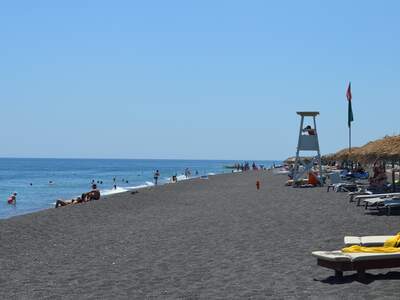 Řecko, Santorini, Pláž v letovisku Perissa