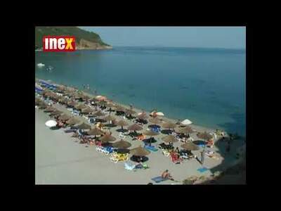 Přibližně čtyři kilometry jižně od hlavního města leží vesnička Stafilos. Pod ní, v zálivu Velanio, kde kdysi stály římské lázně, ...