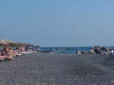 Řecko, Santorini, Pláž v letovisku Kamari