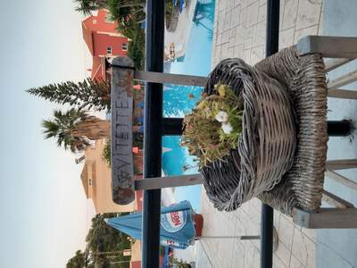 Není to jen nápis,  ano, dá se tady mluvit velmi dobře česky 