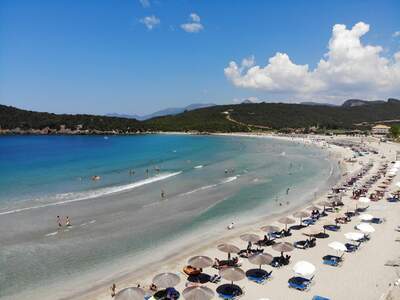 Pláž v letovisku Ammoudia