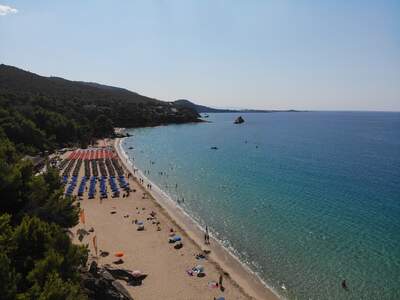 Pláž Makris Gialos