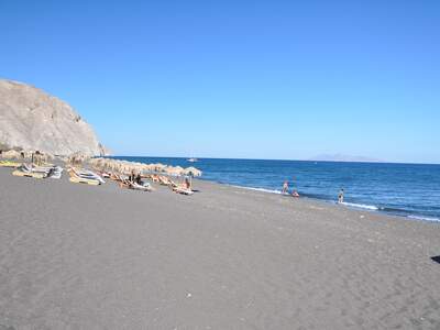 Řecko, Santorini, Pláž v letovisku Perissa, Před ubytovánín