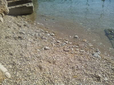 Řecko, Ithaka, Pláž Kioni, U schodů