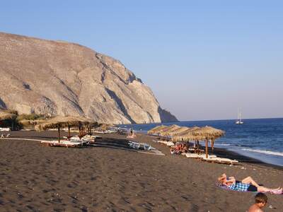 Řecko, Santorini, Pláž v letovisku Perissa