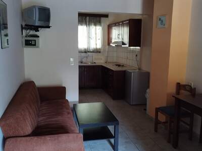 Studio prostorné s teráskou, postele pohodlné velké.
Mycí prostředek, houbičku a toaleťák jsme museli koupit, nádobí výběr omezené, chybí nůž na nakrájení. Na pobyt dostačující.