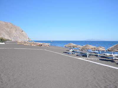 Řecko, Santorini, Pláž v letovisku Perissa, Před ubytovánín