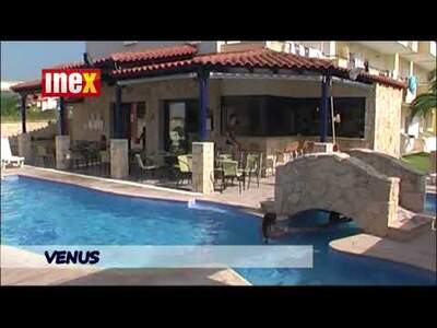 Penzion VENUS s bazénem (lehátka a slunečníky u bazénu zdarma) leží 250 m od písčité pláže, 300 m od centra městečka ...