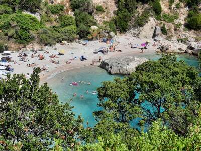 Krásná pláž s průzračně čistou vodou, 2 lehátka+slunečník účtují 8 EUR. Na pláži restaurace s celodenním provozem.
Od Pavlosu opravdu velmi blízko.
Vzhledem ke kamínkům na pláži vhodné boty do vody.