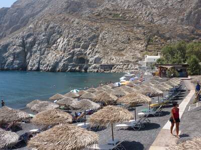 Řecko, Santorini, Pláž v letovisku Kamari