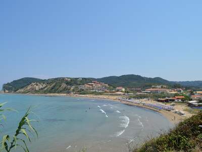 Pláž v letovisku Agios Stefanos