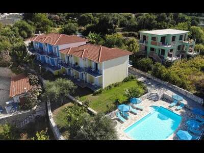 Penzion WATER SIDE / MILOS s bazénem (lehátka a slunečníky zdarma) leží v zahradě, 150 m od písčité pláže v městečku ...