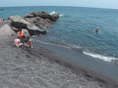 Řecko, Santorini, Pláž v letovisku Kamari