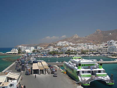 Naxos, přístav. Sem nejspíš radostně přijedete.