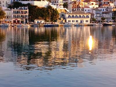 Východ slunce ve městě Skopelos