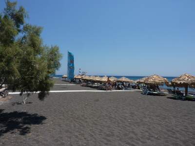 Řecko, Santorini, Pláž v letovisku Perissa, Před ubytovánín
