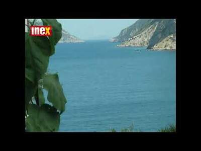 Penzion KAVOURIS s bazénem (lehátka a slunečníky u bazénu zdarma) leží v klidném místě, 150 m nad písčito-oblázkovou pláží ...